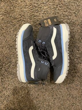 NWT: Women’s 8.5 Vans UltraRange Exo Hi MTE Hiking Boots
